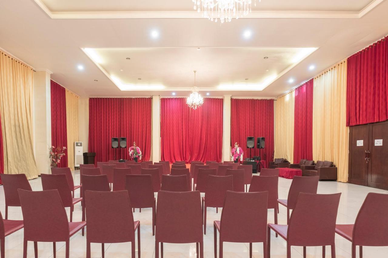 Agraha Andalas Hotel Макасар Экстерьер фото